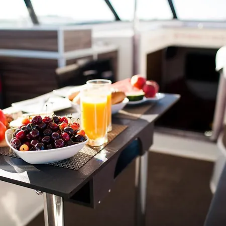 Botel Jacht Motorowy Nautika 1300 Lux *