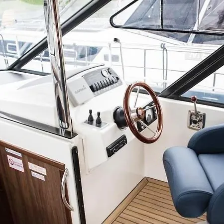 Jacht Motorowy Nautika 1300 Lux *